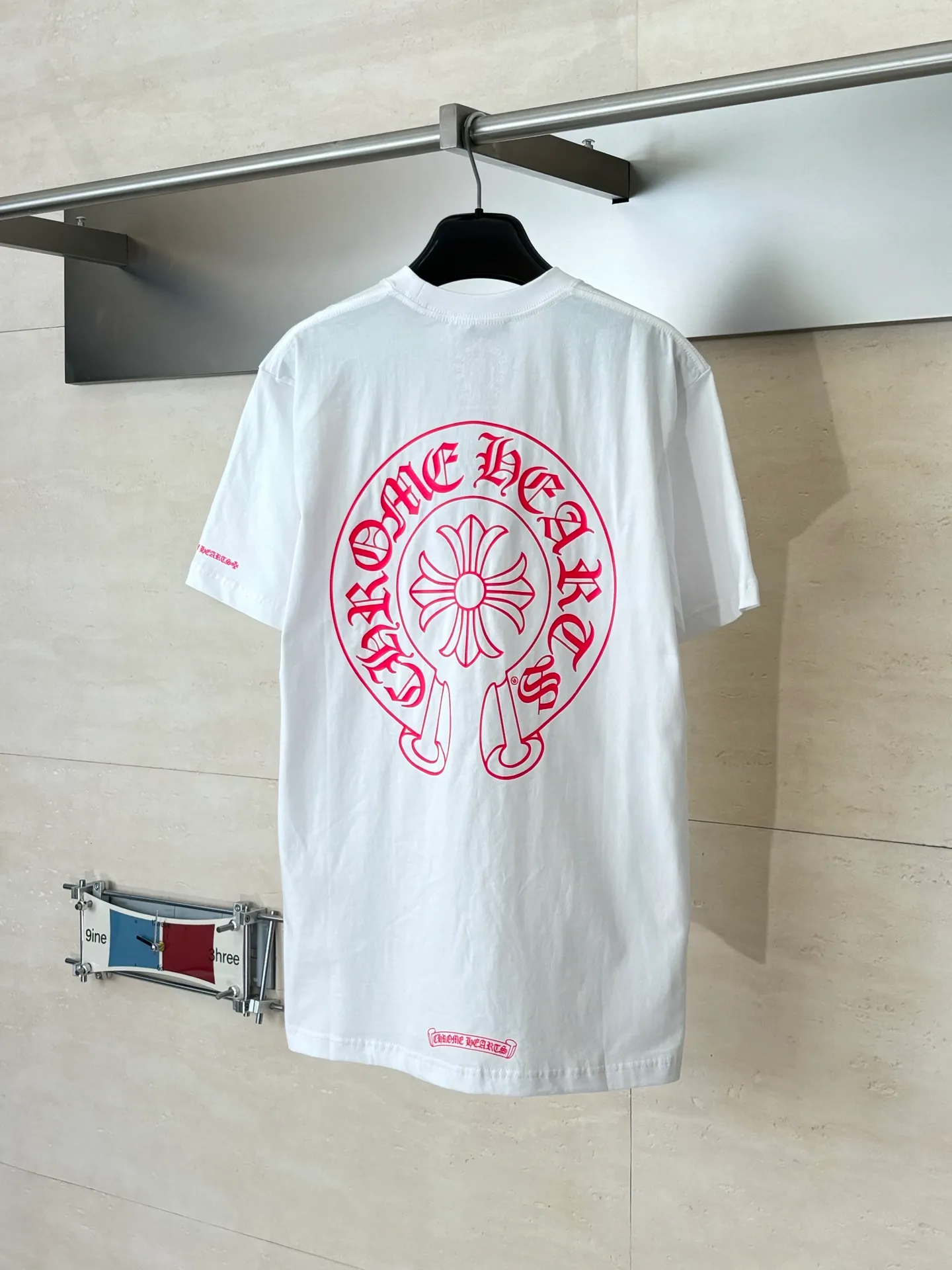 P226 Chrome Heart*/Chrome Heart Horseshoe print pocket printed short-sleeved T-shirt Made of the same heavy-weight pure cotton material as the original, high-count yarn is light, thin and breathable. Imported ink three-dimensional printing, skin-friendly and breathable. And through anti-shrinkage treatment, it will not be easily deformed after long-term wear. The imported ink has passed Oeko-Tex Standard 100 environmental protection certification. The color fastness reaches level 4-5, and there is no obvious fading after 50 times of washing. Strictly proofread the color management system of digital printing. Custom woven and dyed, no color difference from the original version Size: S/M/L